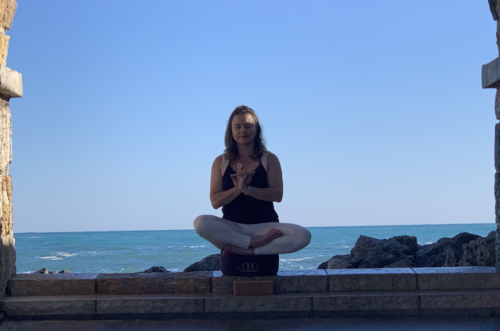 Tell Me Yoga - Abhaya-Hridaya-Mudra