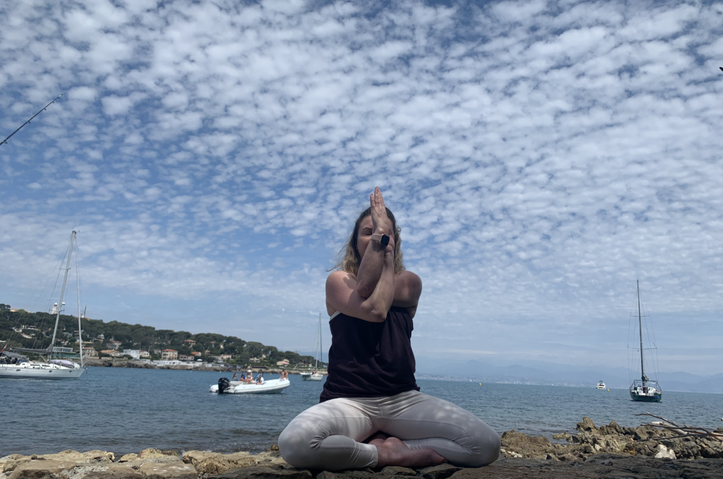 Tell Me Yoga - Garudasana assis